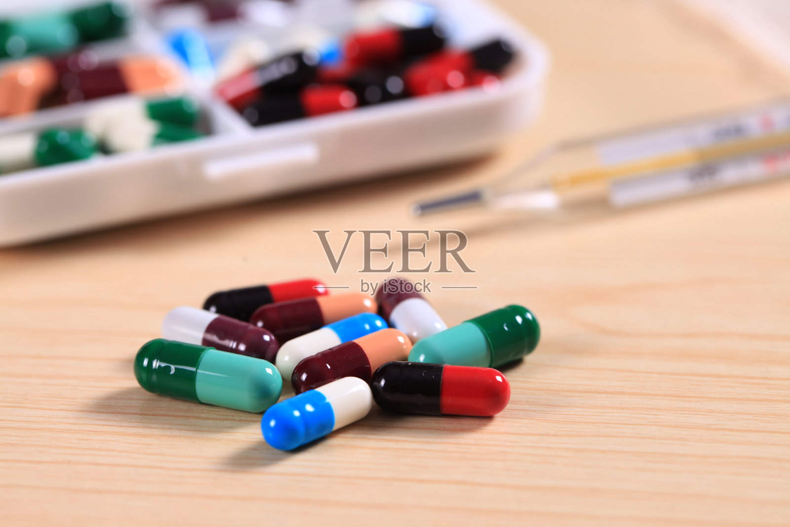 医药和健康。胶囊的特写。不同种类的药物照片摄影图片