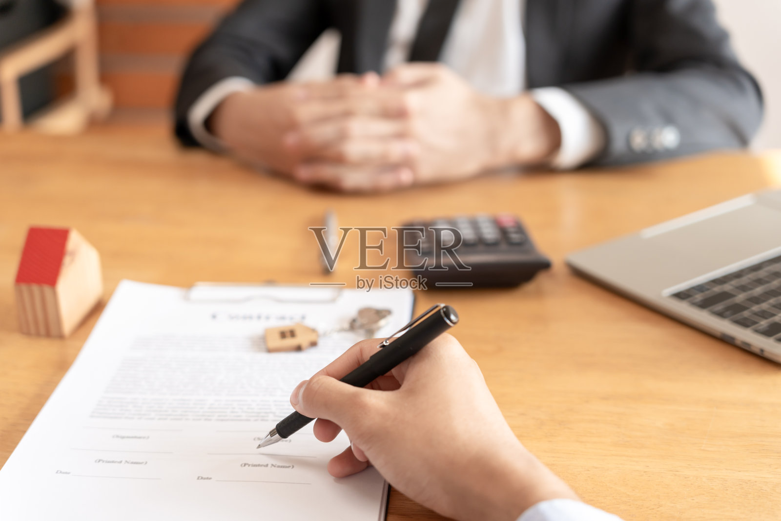 租赁、签约租赁和买房、租房、销售、贷款信用金融、保险、卖方、经销商、房东、抵押财产、房地产经纪人、成功、房主、所有权、住宅照片摄影图片