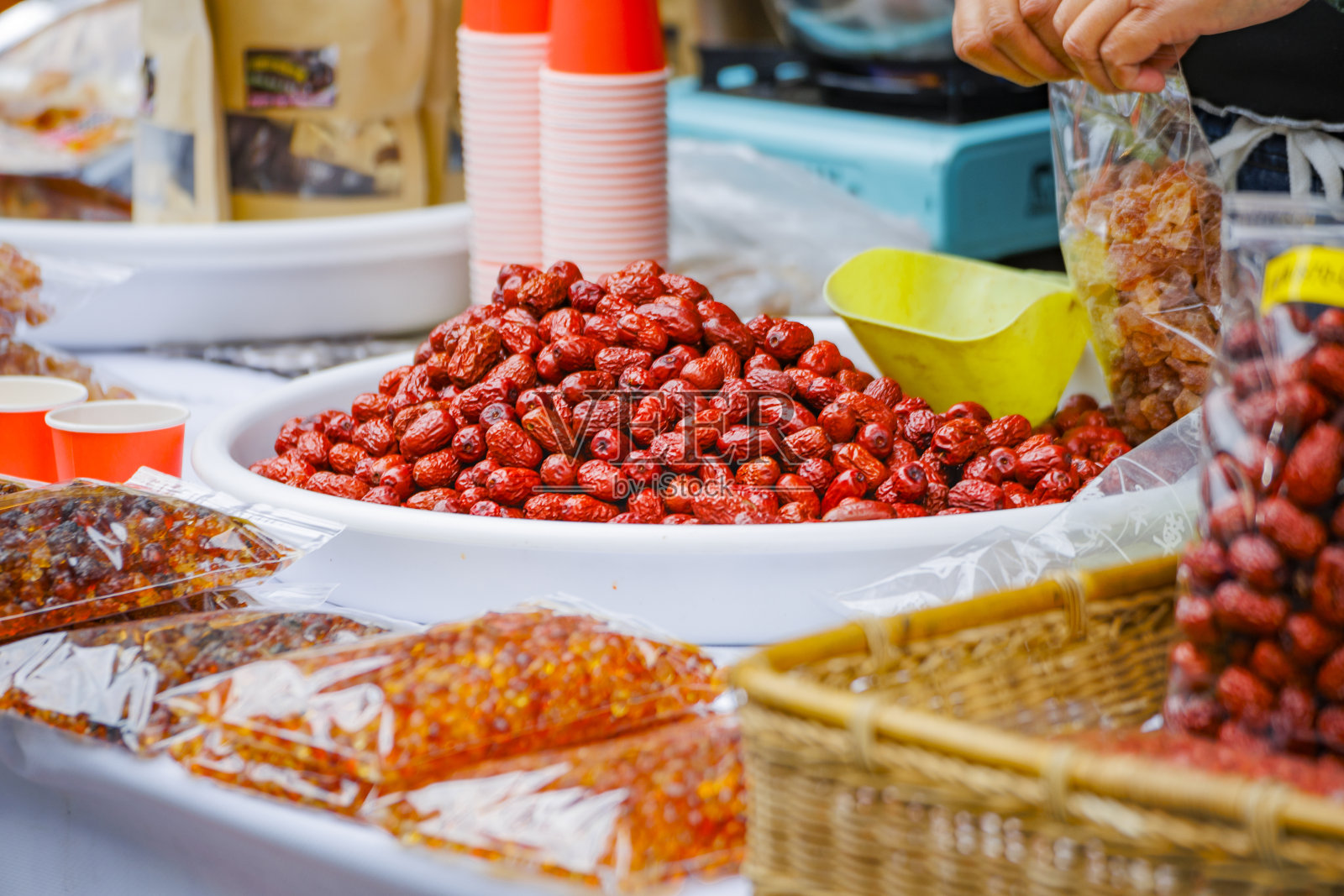 红枣在热饮摊照片摄影图片