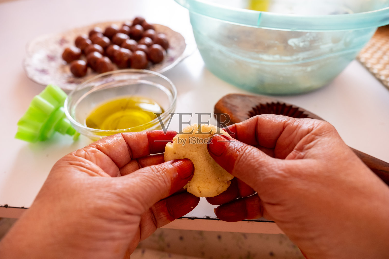 巴勒斯坦妇女制作开斋节甜点，为加沙儿童庆祝节日并招待客人照片摄影图片