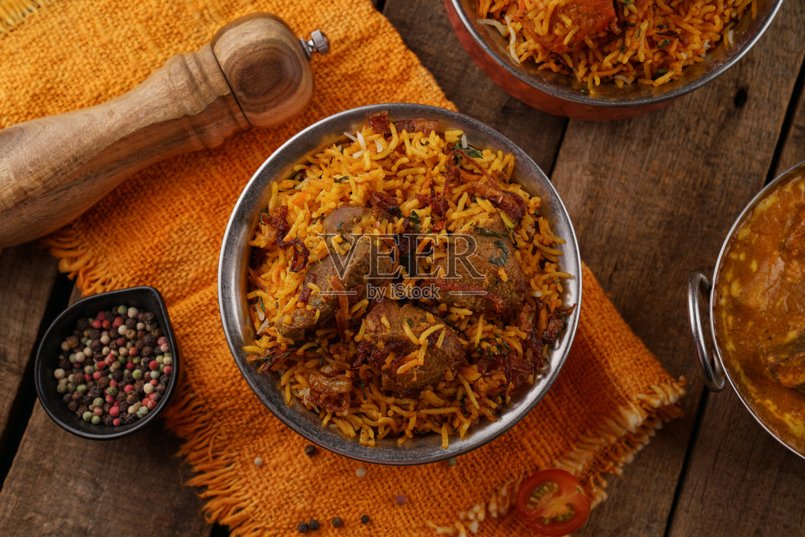 印度香饭美食，麻辣羊肉和鸡肉香饭美食，阿拉伯美食kabsah mandi或kabsa摄影照片摄影图片