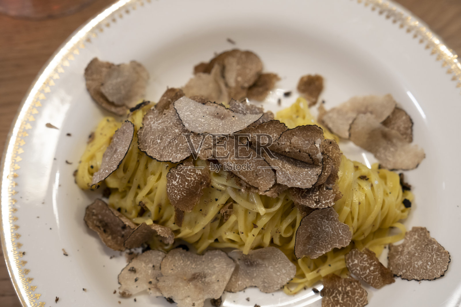 巴罗洛是一个葡萄酒产区，位于皮埃蒙特库尼奥省松露之都阿尔巴以南的朗格山照片摄影图片