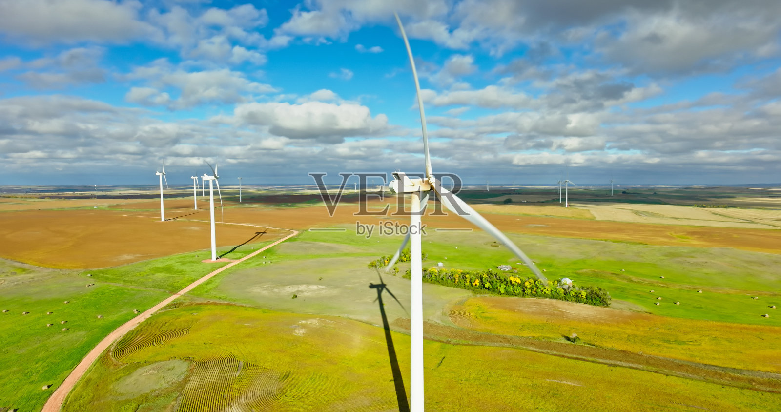 空中拍摄的风力涡轮机在莫顿县，北达科他州的一个风电场在阴天照片摄影图片