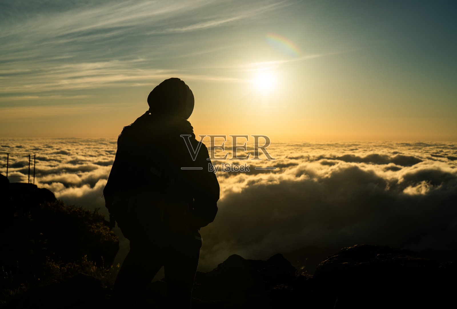 日落时的云海。游客欣赏马德拉山脉的景色照片摄影图片