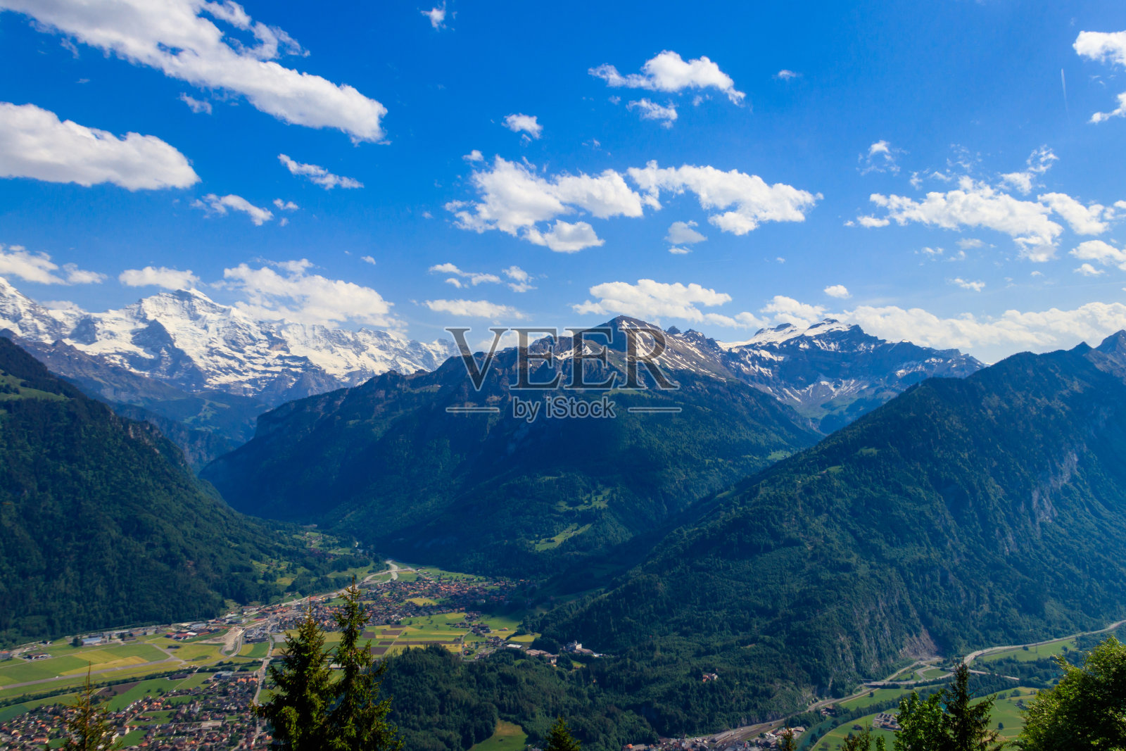 从瑞士哈德库尔姆的视角俯瞰因特拉肯和瑞士阿尔卑斯山照片摄影图片