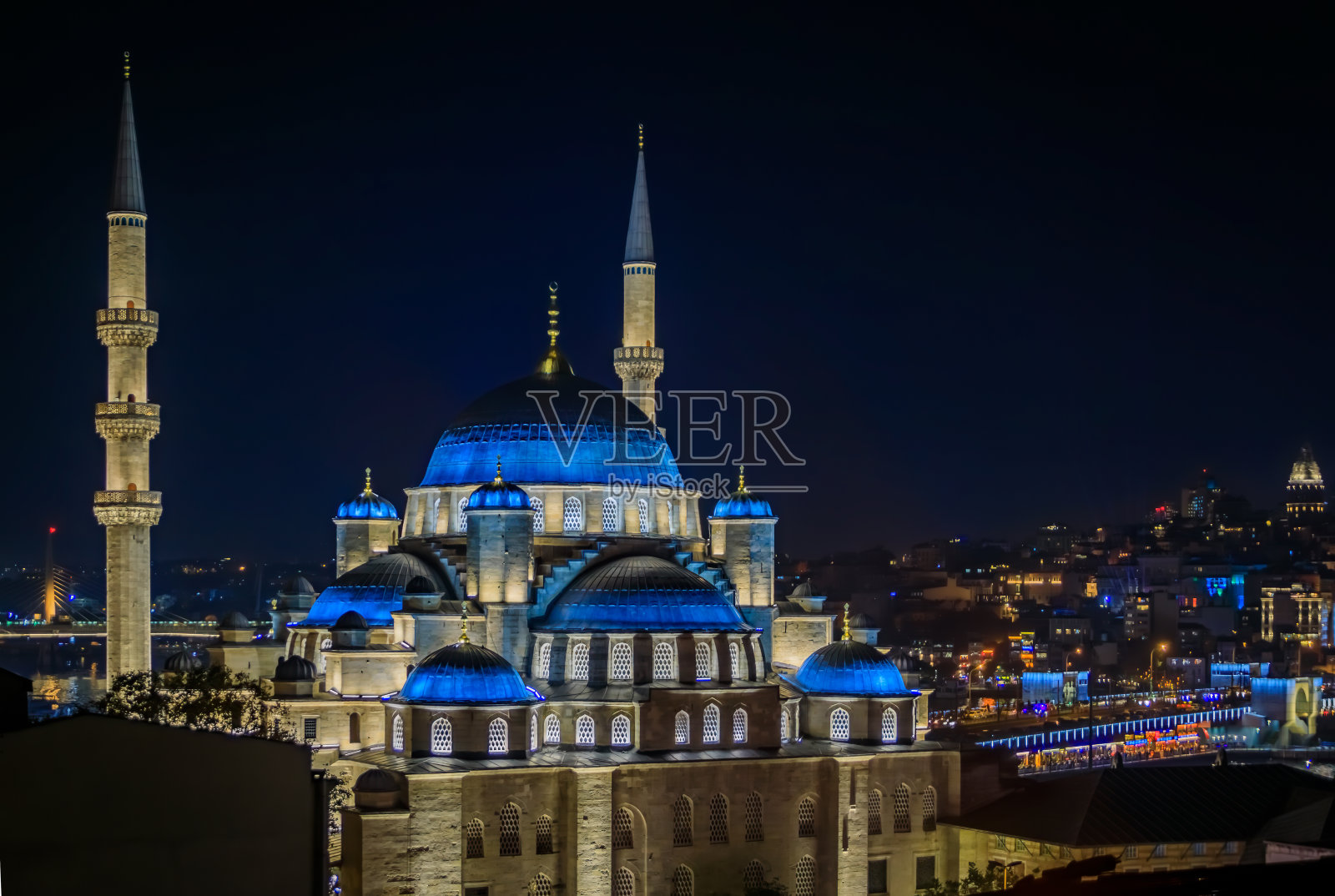 傍晚的城市景观与Yeni Cami或新清真寺日落后在土耳其伊斯坦布尔照片摄影图片