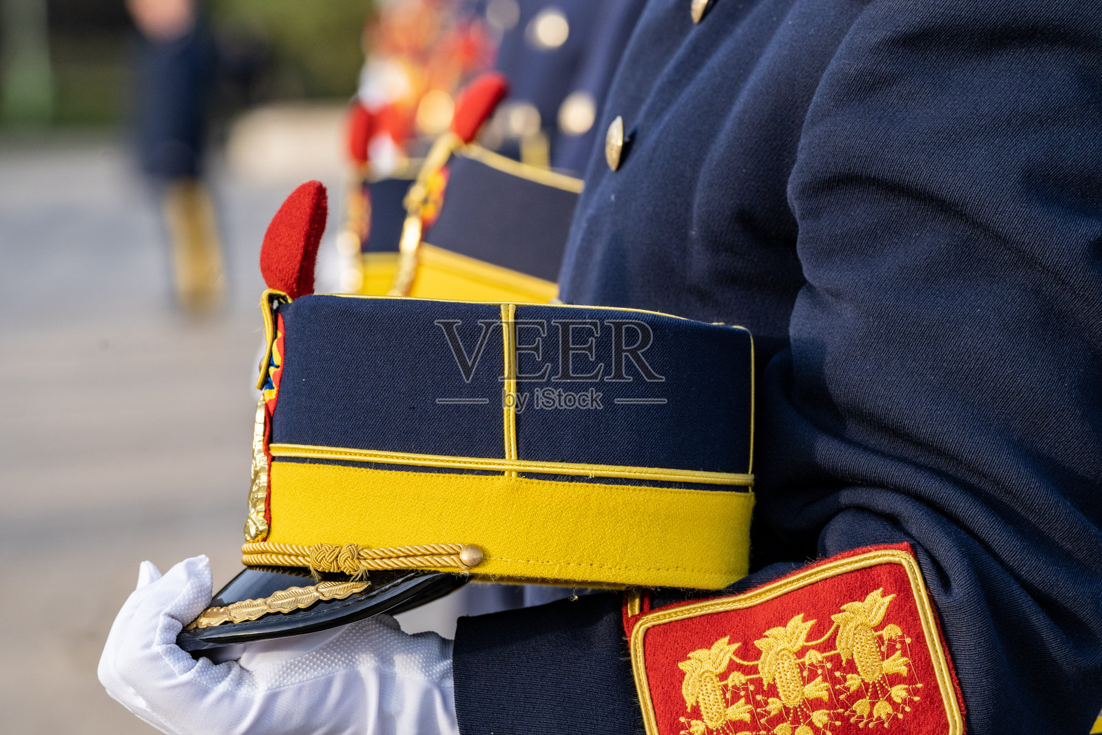 穿着制服的军事人员牢牢地握着文件。照片摄影图片