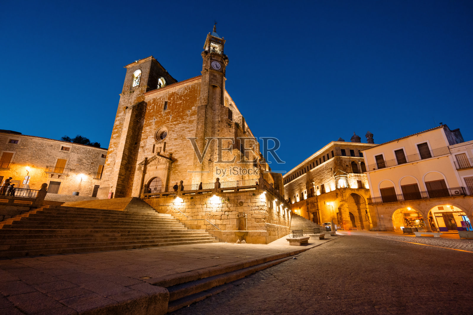 黄昏时分的特鲁希略中世纪村庄。卡塞雷斯，埃斯特雷马杜拉，西班牙。照片摄影图片