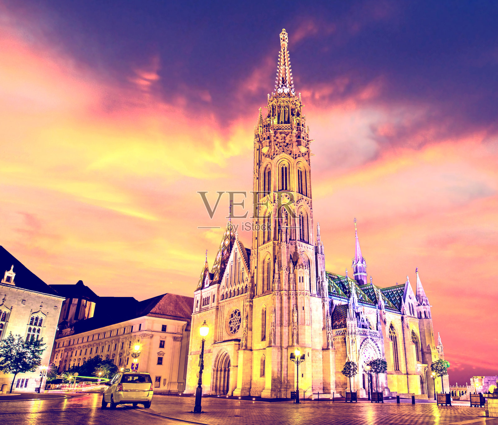 日落时，匈牙利布达佩斯的家庭教堂渔民堡垒。照片摄影图片