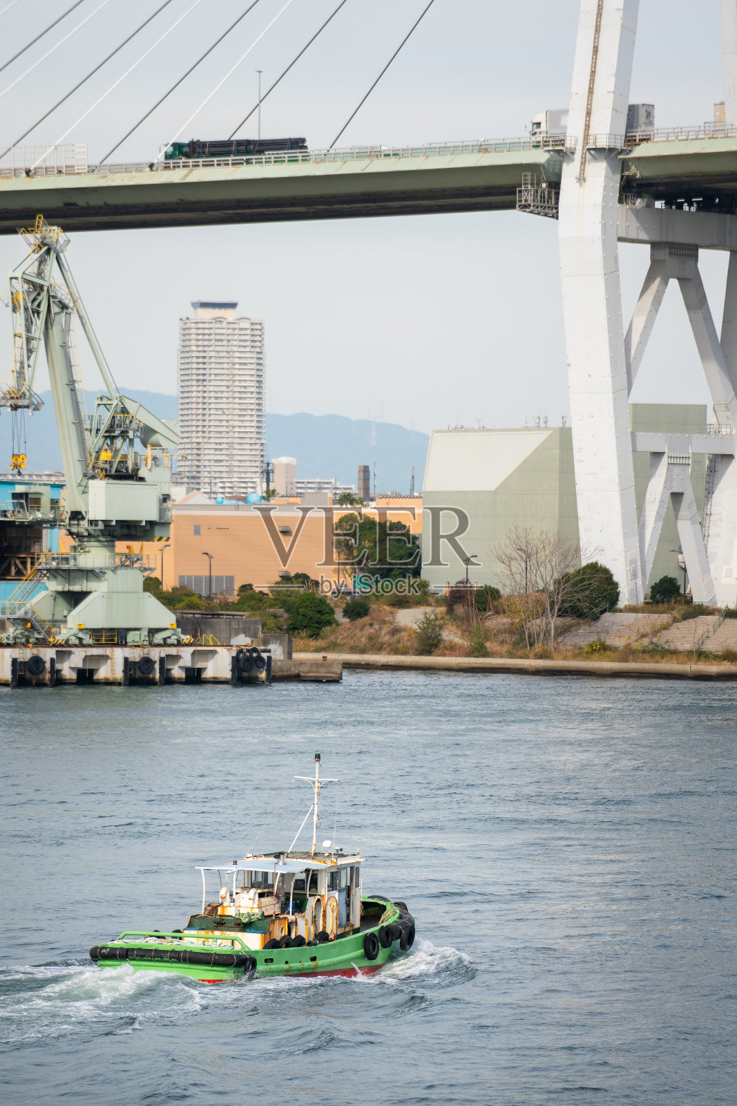 一艘巡逻艇在河上行驶。照片摄影图片
