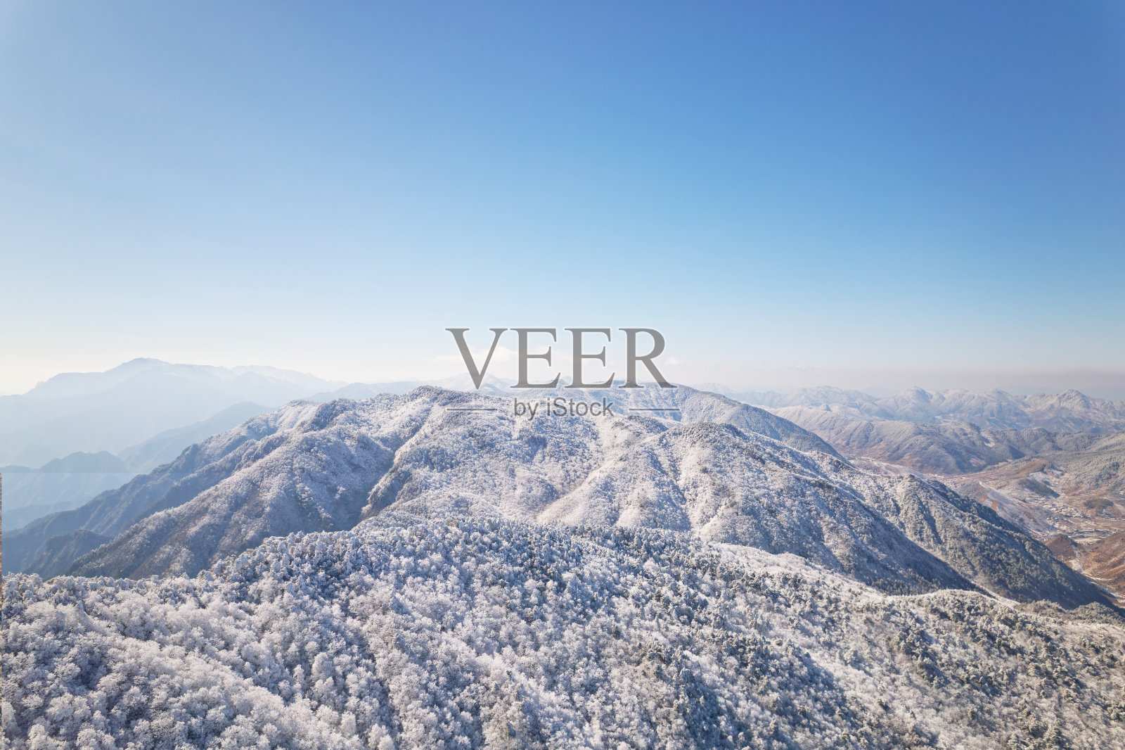 美丽的鸟瞰图，白雪覆盖的松树林。白霜和白霜覆盖着树木。中国浙江杭州临安白章岭冬季风景优美。冬季无人机景观。照片摄影图片