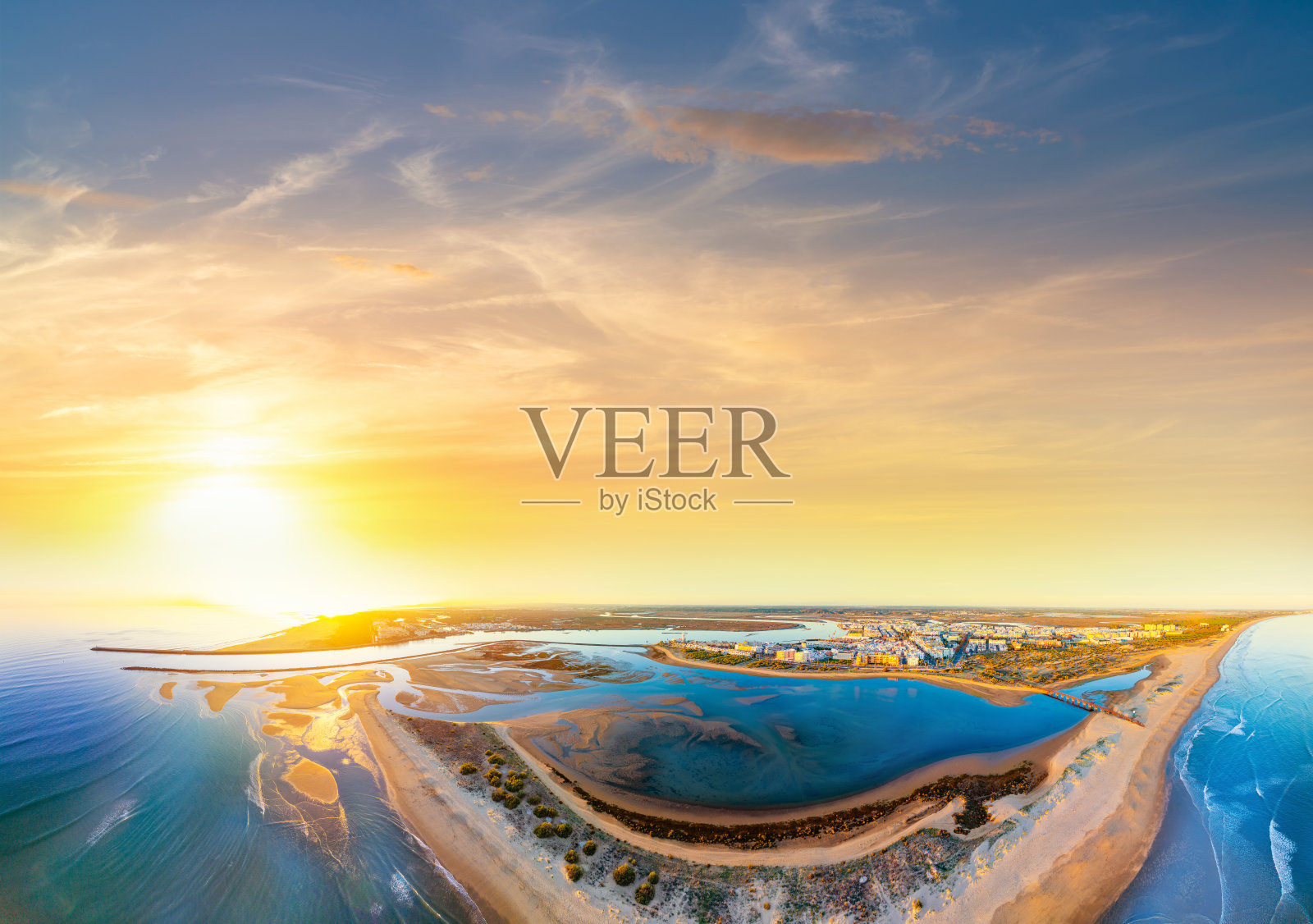 西班牙安达卢西亚韦尔瓦的克里斯蒂娜岛无人机鸟瞰图照片摄影图片