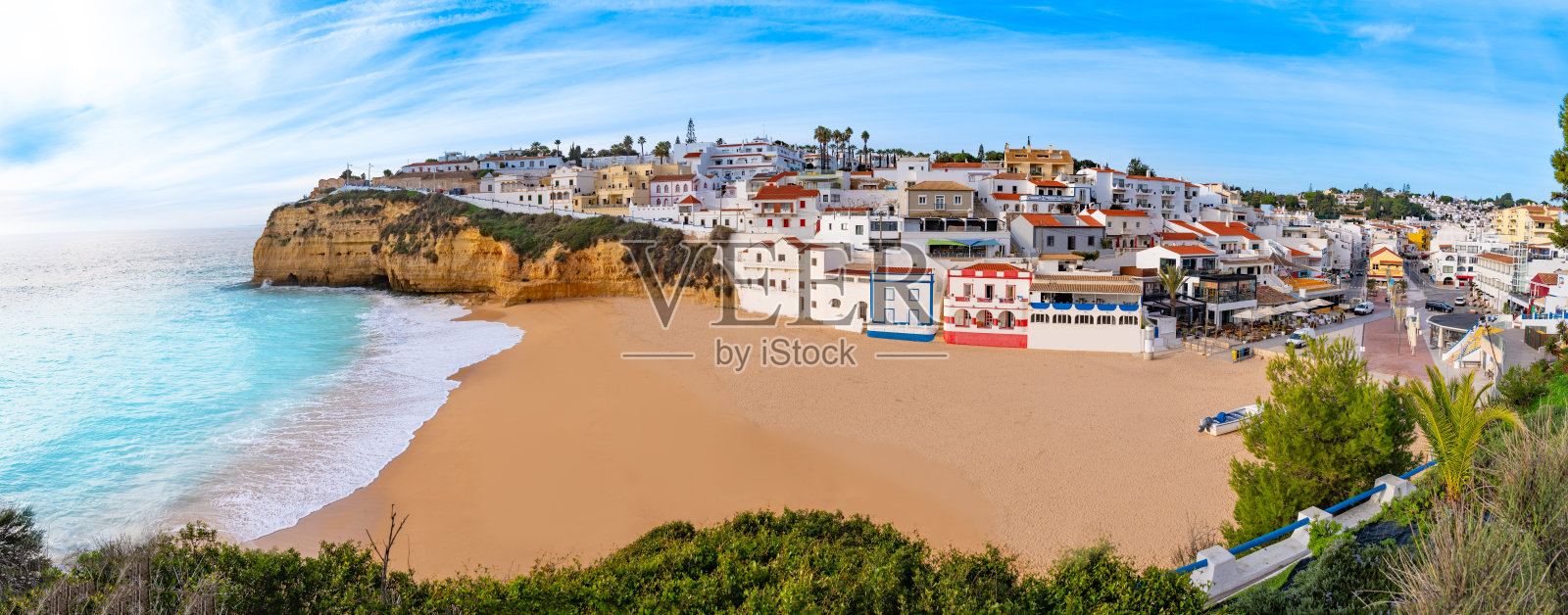 普拉亚卡沃埃罗海滩风景如画的村庄景色在阿尔加维葡萄牙照片摄影图片