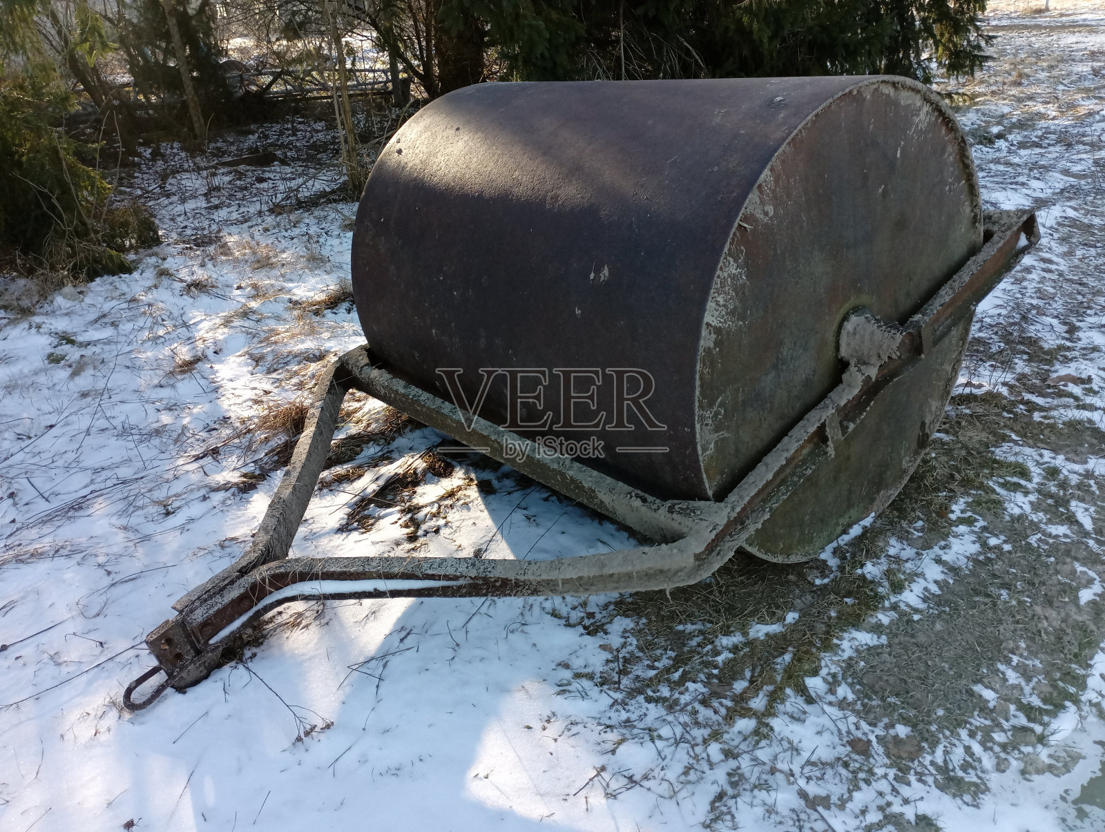 压路机用于平整路面的大型拖尾金属压路机修路工具。主题:道路基础设施修复。照片摄影图片