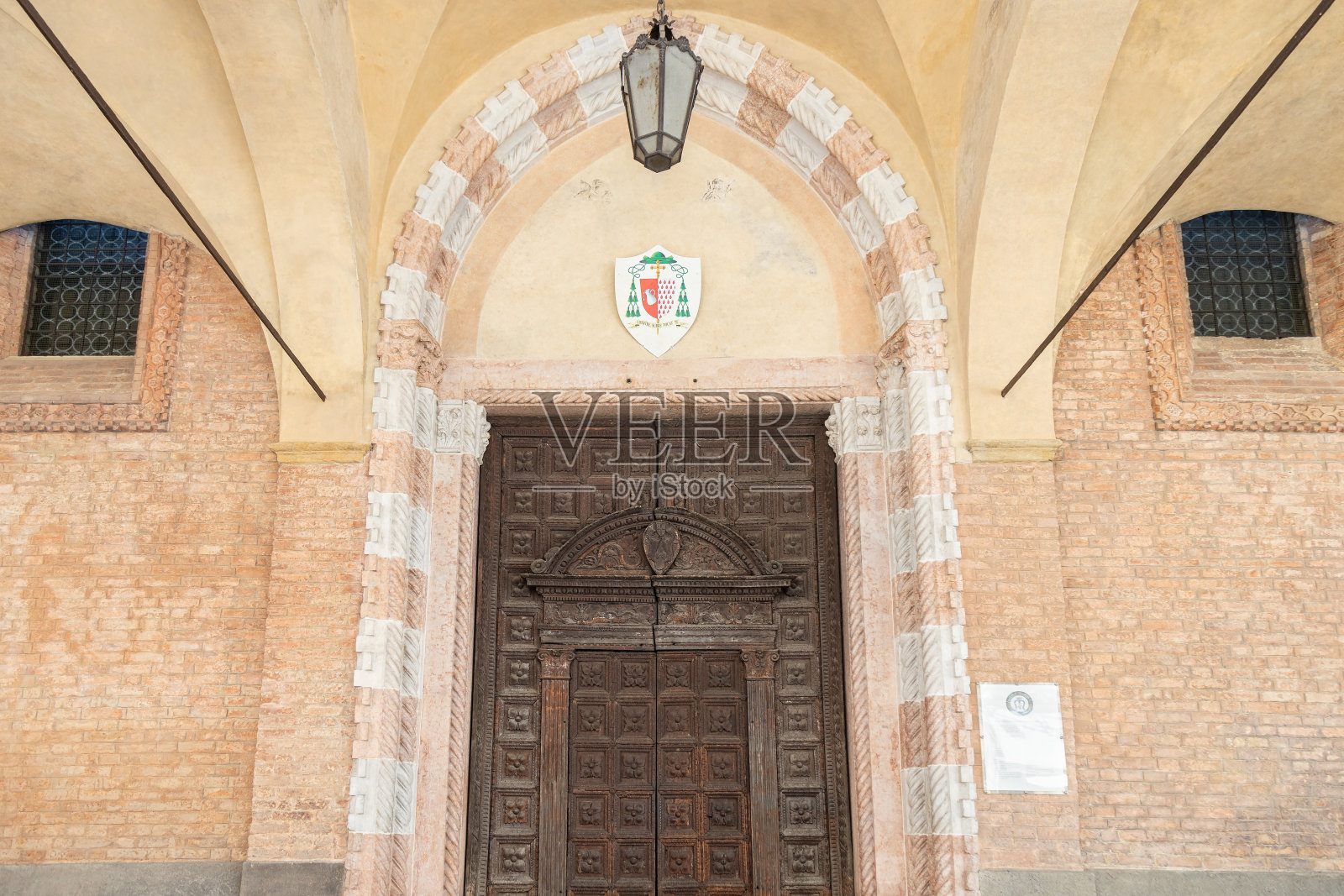 帕多瓦市中心，圣玛利亚侍从教堂门口的景色照片摄影图片