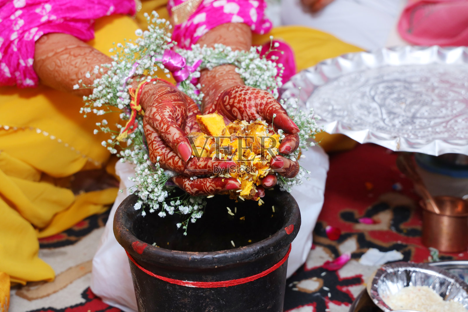 在结婚前的哈拉迪仪式上做普贾的手的特写照片摄影图片