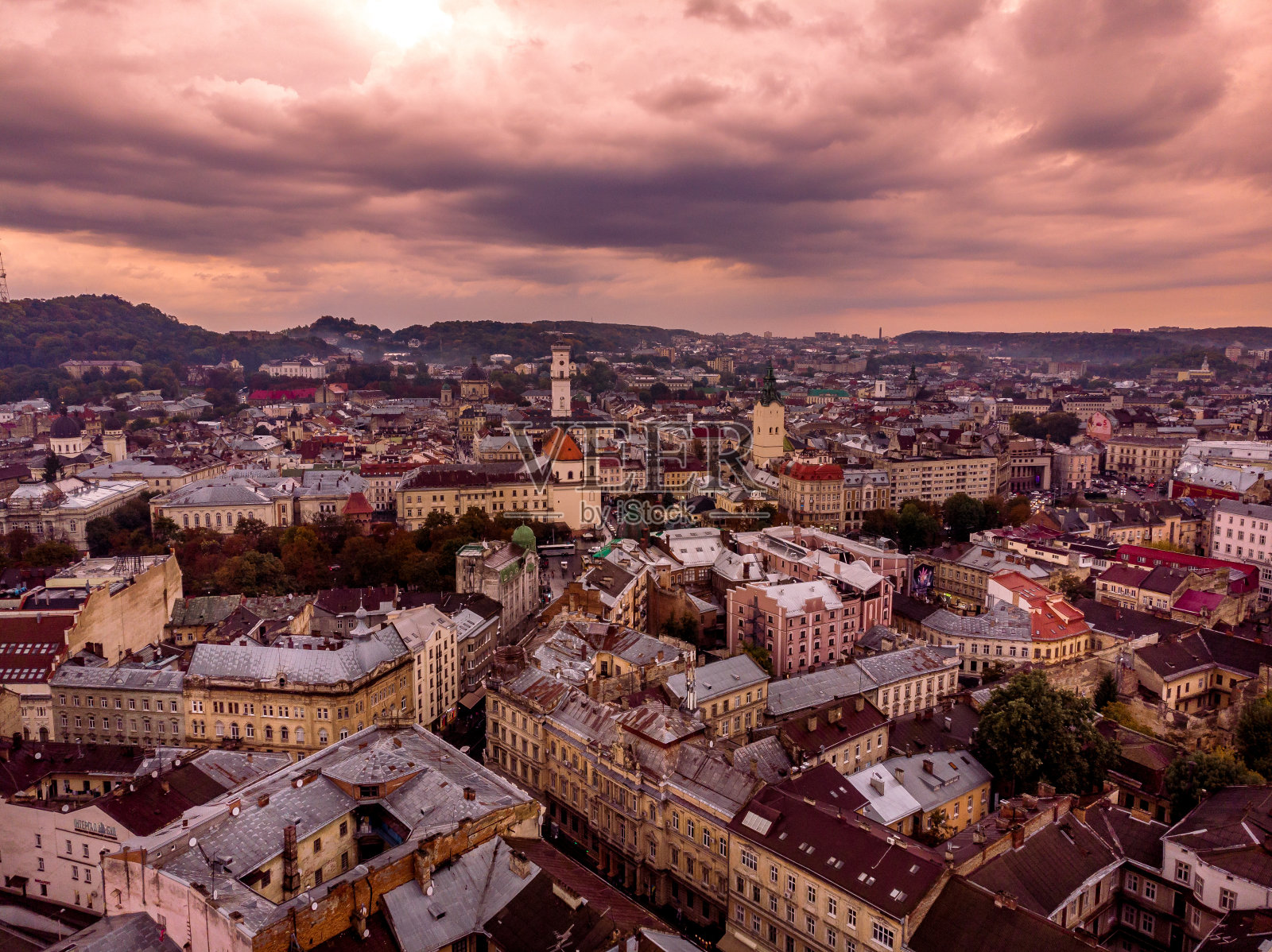 黄昏时分，利沃夫历史悠久的城市景观鸟瞰图，还有充满活力的古老建筑照片摄影图片