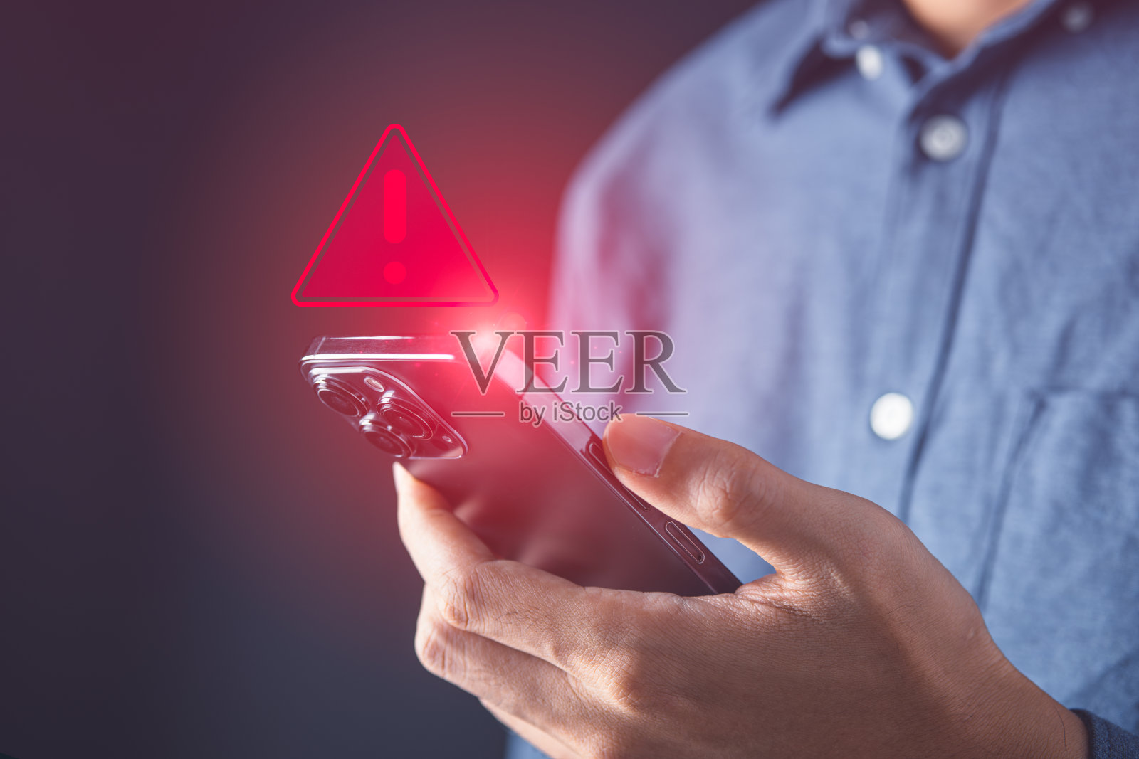 商人使用带有红色警示屏幕的手机报警。系统警报病毒，垃圾邮件，诈骗和网络钓鱼。网络安全，数据安全的系统概念。照片摄影图片