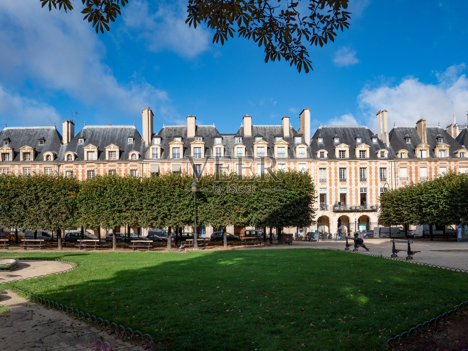 巴黎孚日广场上的一排房子。照片摄影图片