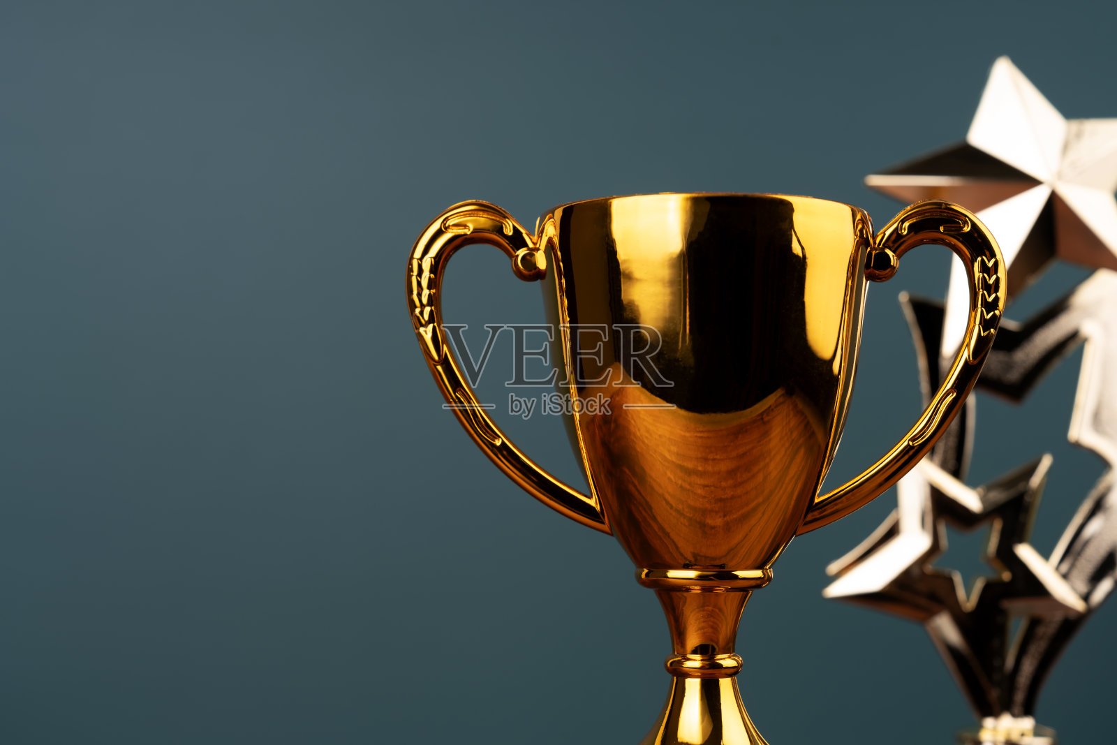 绿色背景上的金杯特写照片摄影图片