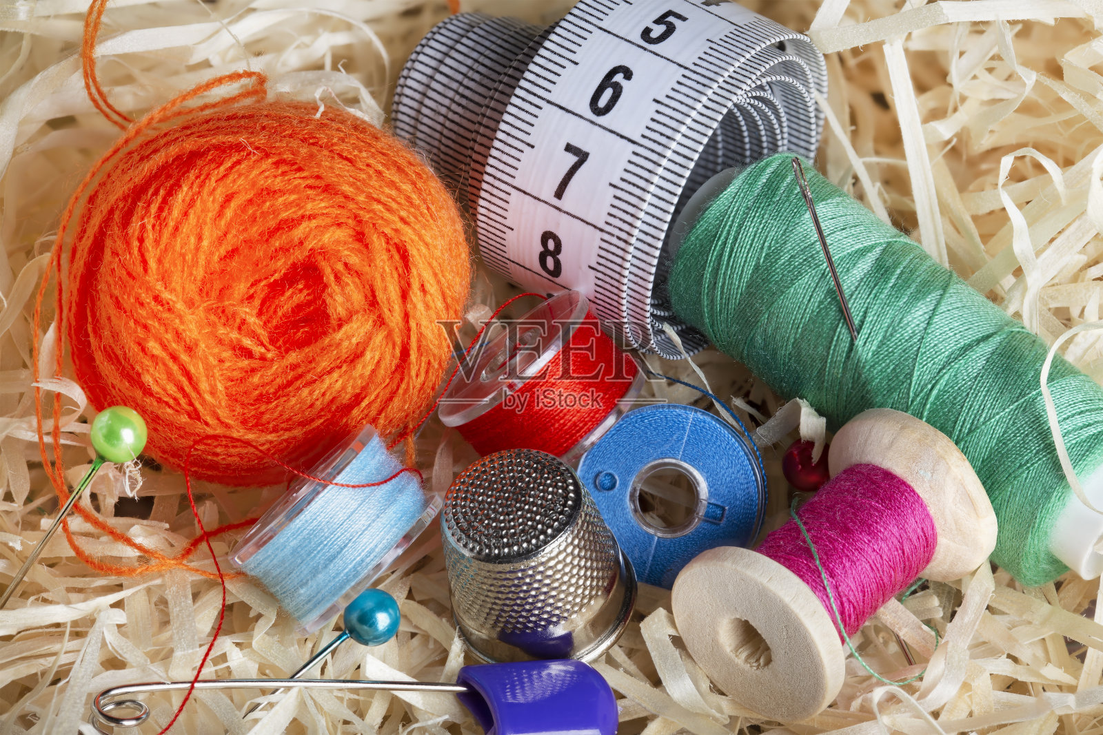 多色线缝纫机用的塑料线轴。照片摄影图片