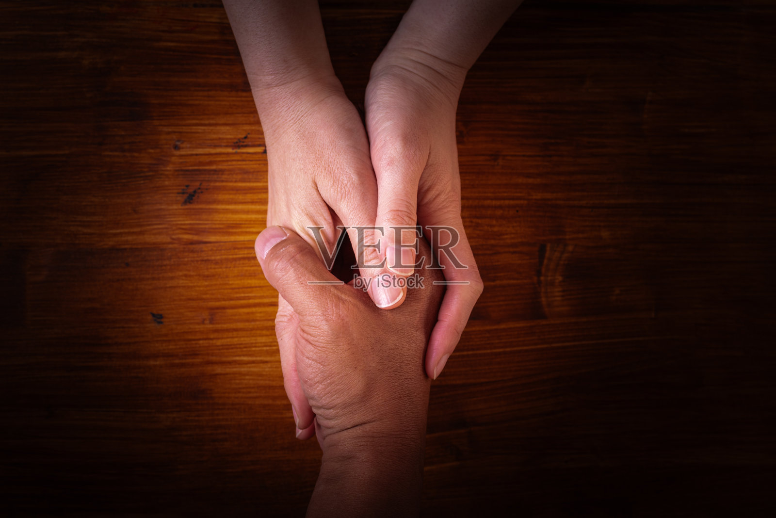 男人和女人手牵手照片摄影图片