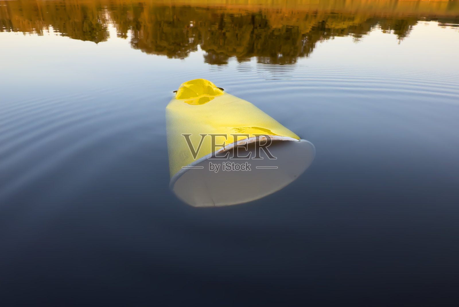 水污染。咖啡纸杯垃圾。海洋污染照片摄影图片