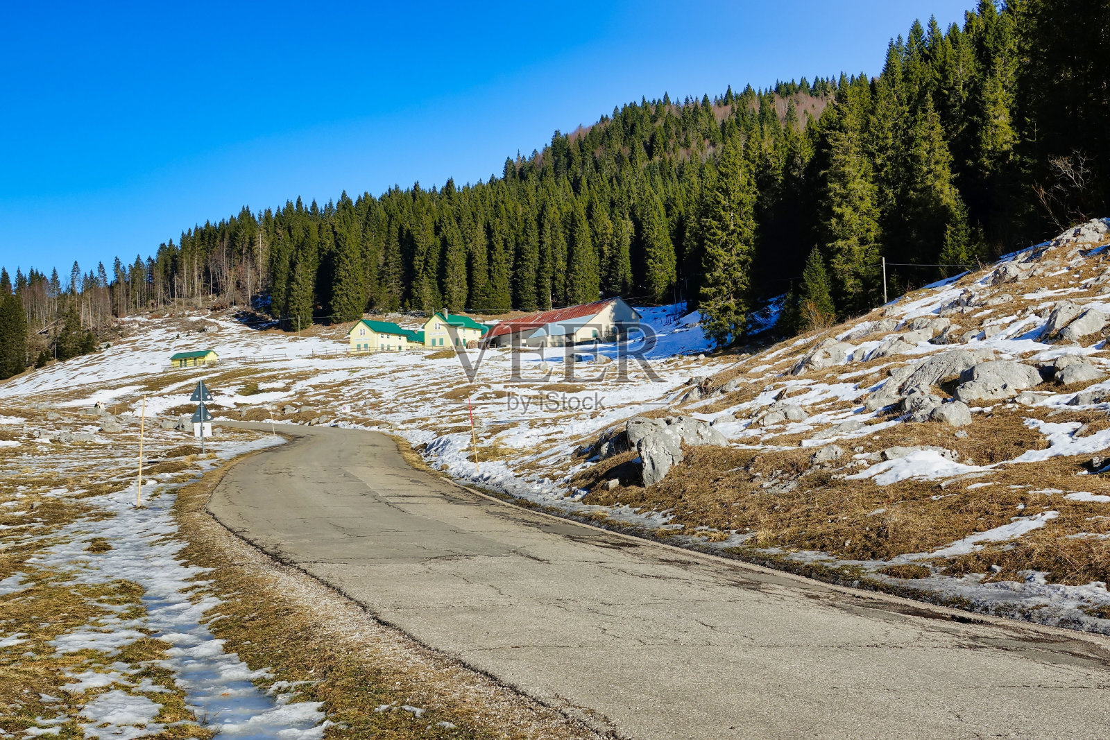 路在山，照片为背景，在意大利欧洲多洛米蒂阿尔卑斯山脉在维琴察，意大利北部，欧洲照片摄影图片