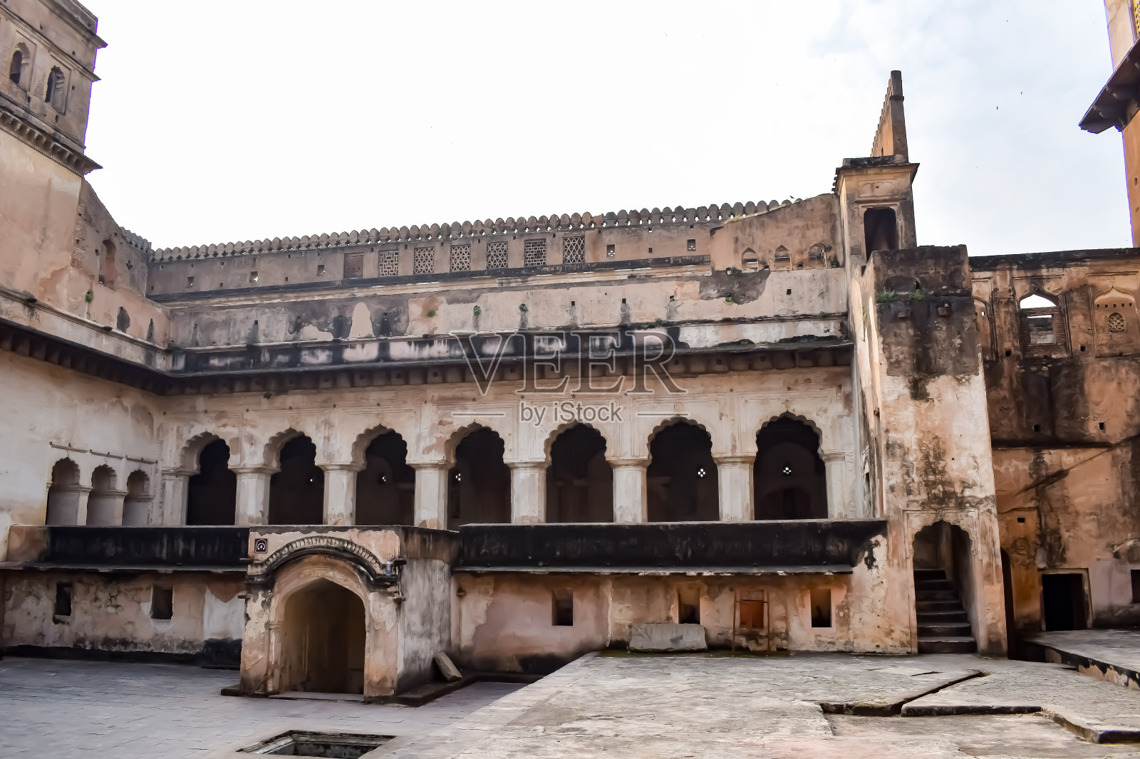 从中央邦奥查的贾汗吉尔泰姬陵俯瞰奥查宫殿堡垒、拉贾玛哈和查图布吉神庙的美景。印度中央邦奥查的贾汗吉尔玛哈(奥查堡)是印度的考古遗址照片摄影图片