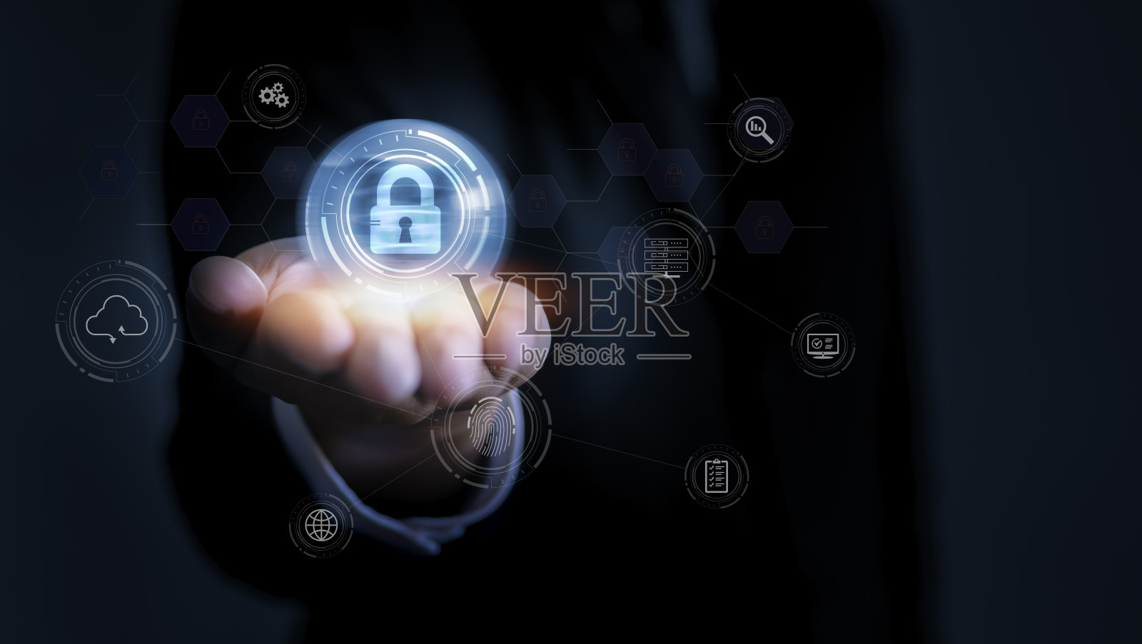 锁。网络安全。挂锁与钥匙孔图标在手。保护和安全或安全概念。说明网络数据安全或信息隐私的概念照片摄影图片