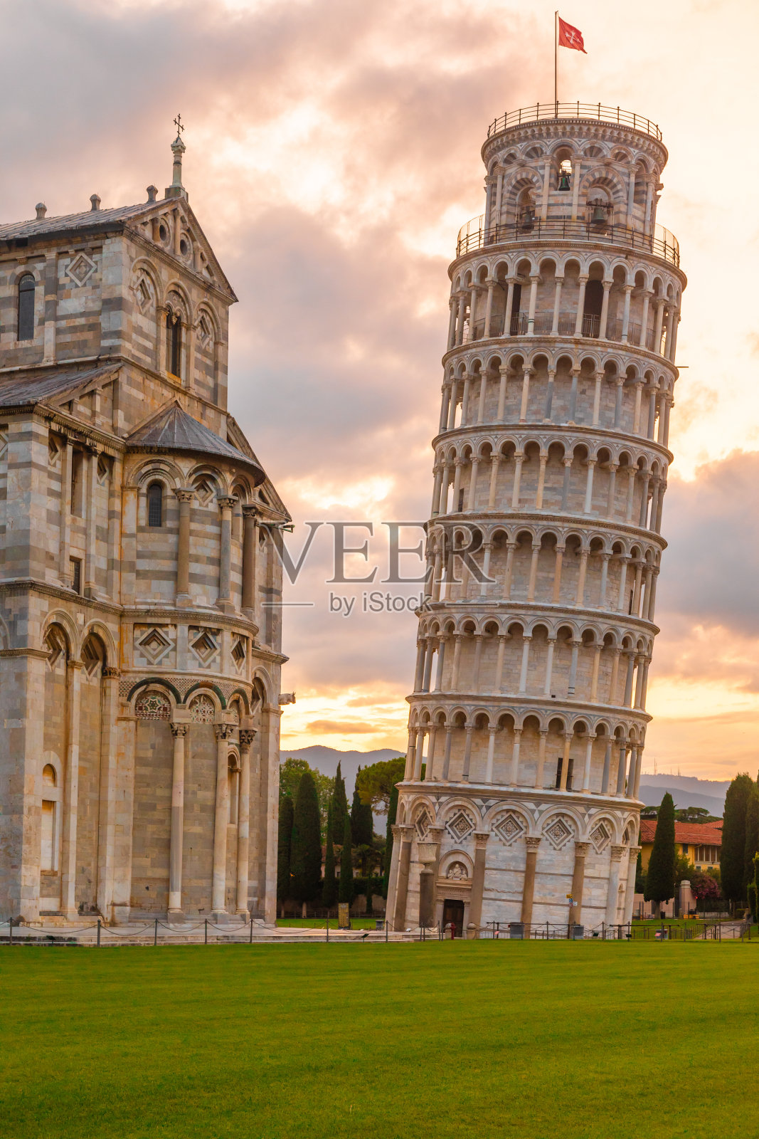 意大利比萨——大教堂观光，旅游胜地，日出之光，著名的艺术建筑照片摄影图片