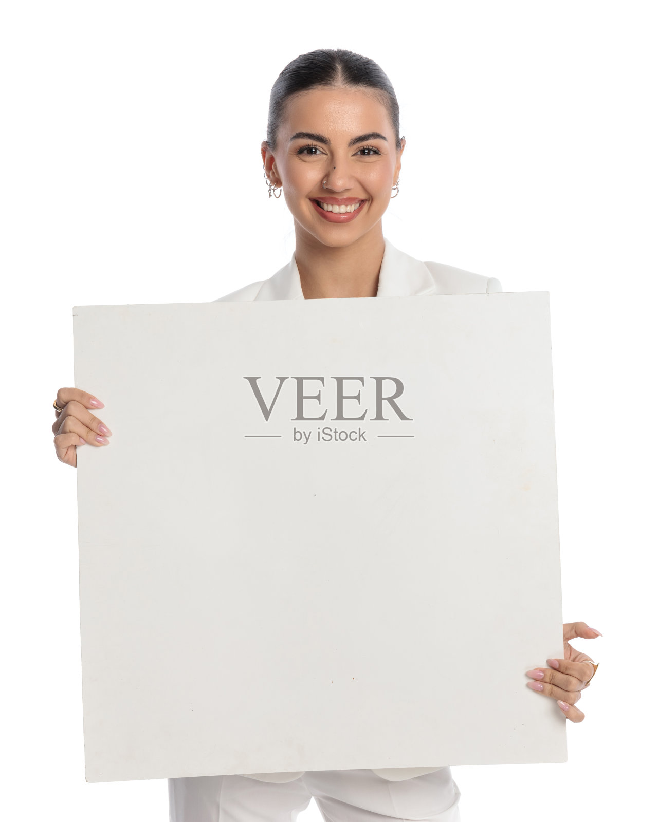 快乐的美丽女孩拿着空广告牌微笑着照片摄影图片