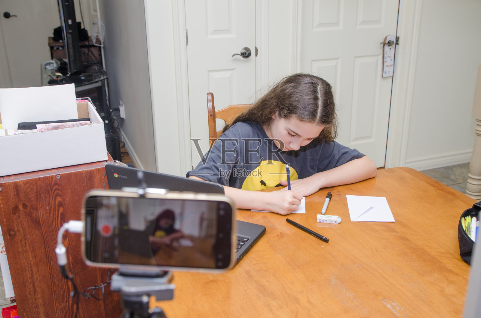 十几岁的女孩在做视频博客照片摄影图片