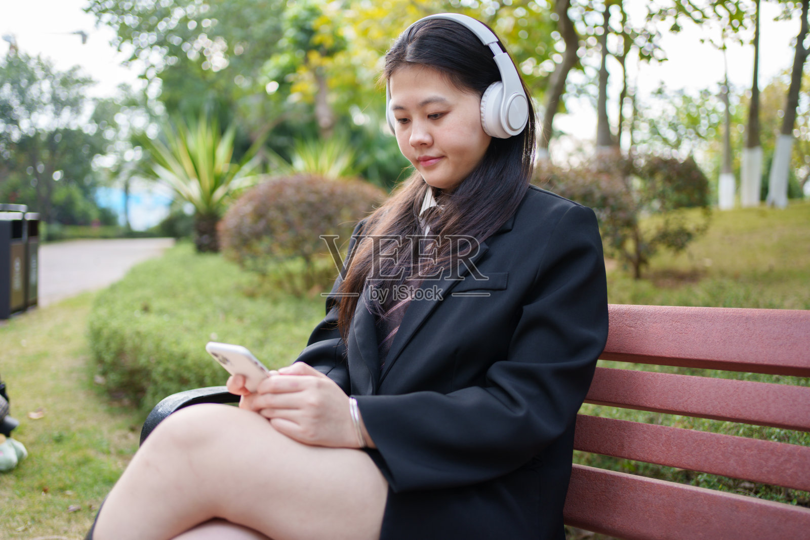 人们在公园里使用电子产品照片摄影图片