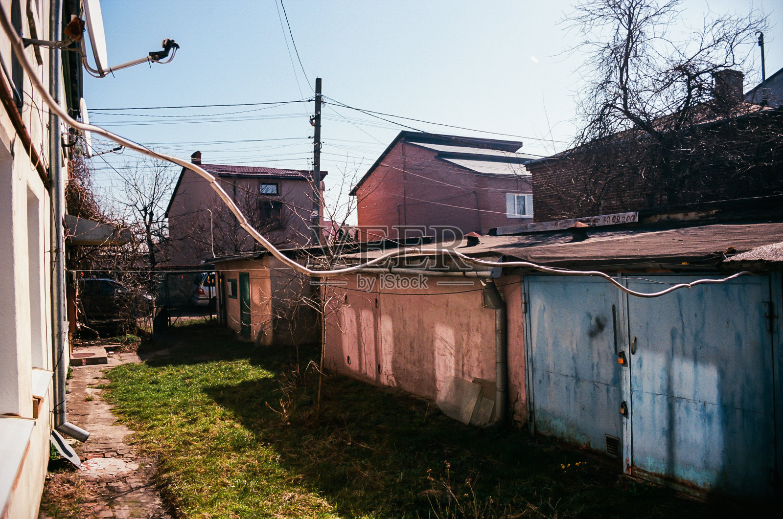 在一个遥远的社区里生锈的旧车库。大气胶片摄影照片摄影图片