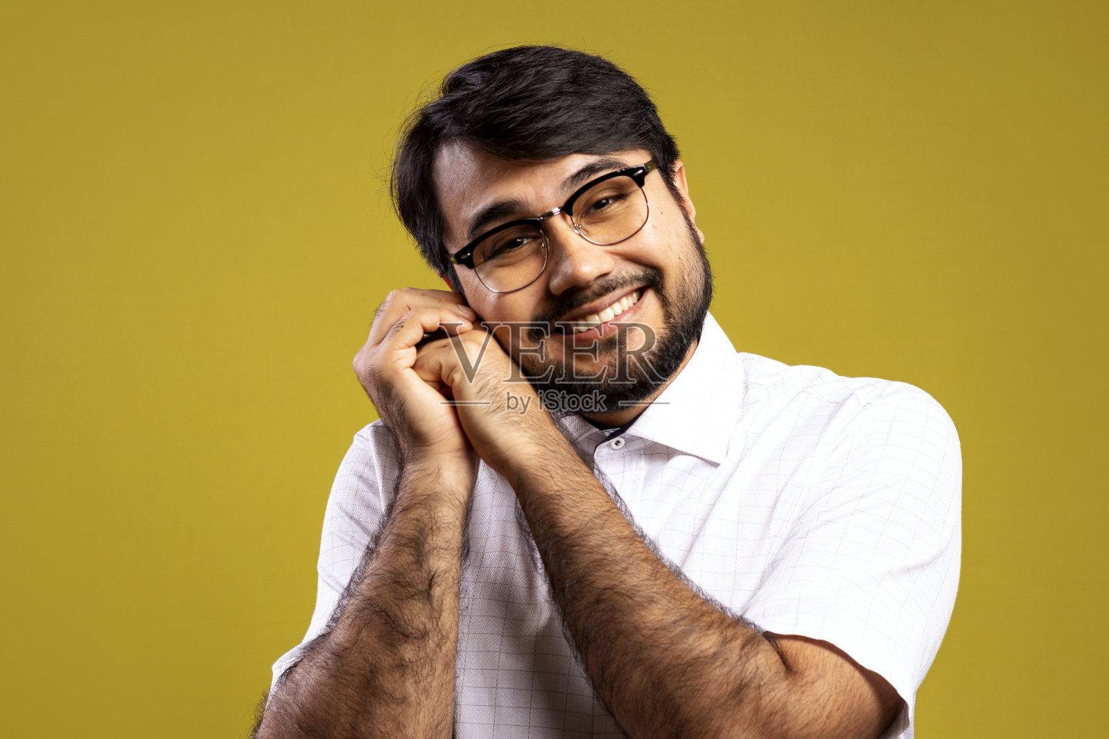 穿白衬衫的巴西人照片摄影图片