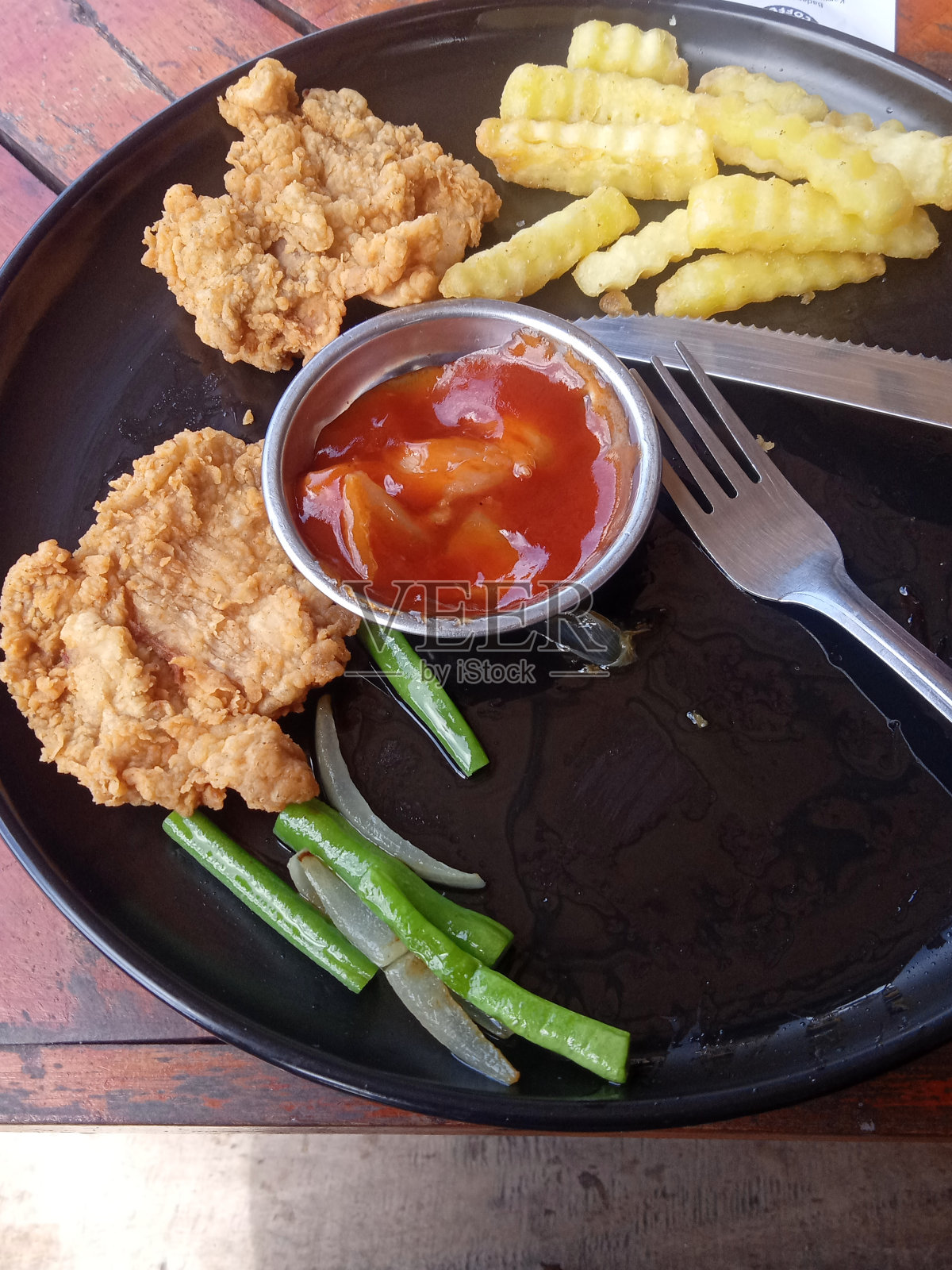 鸡腿配蔬菜和土豆照片摄影图片