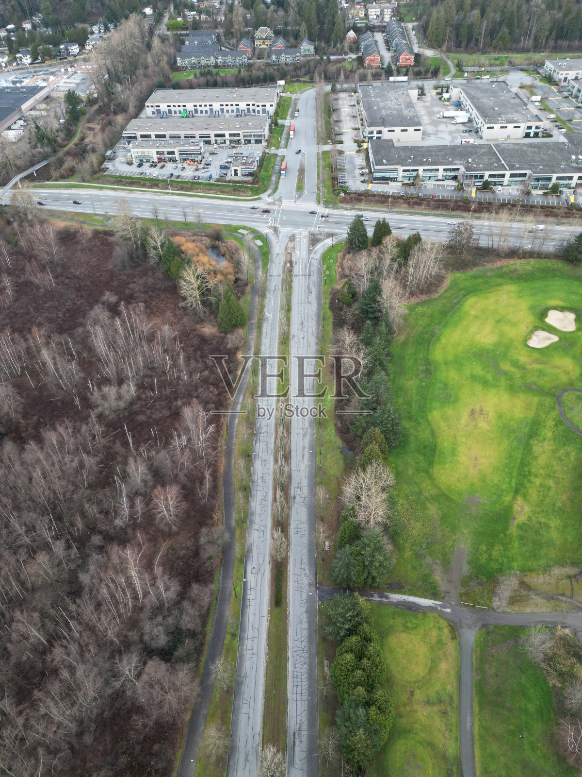 道路和停车场的鸟瞰图照片摄影图片