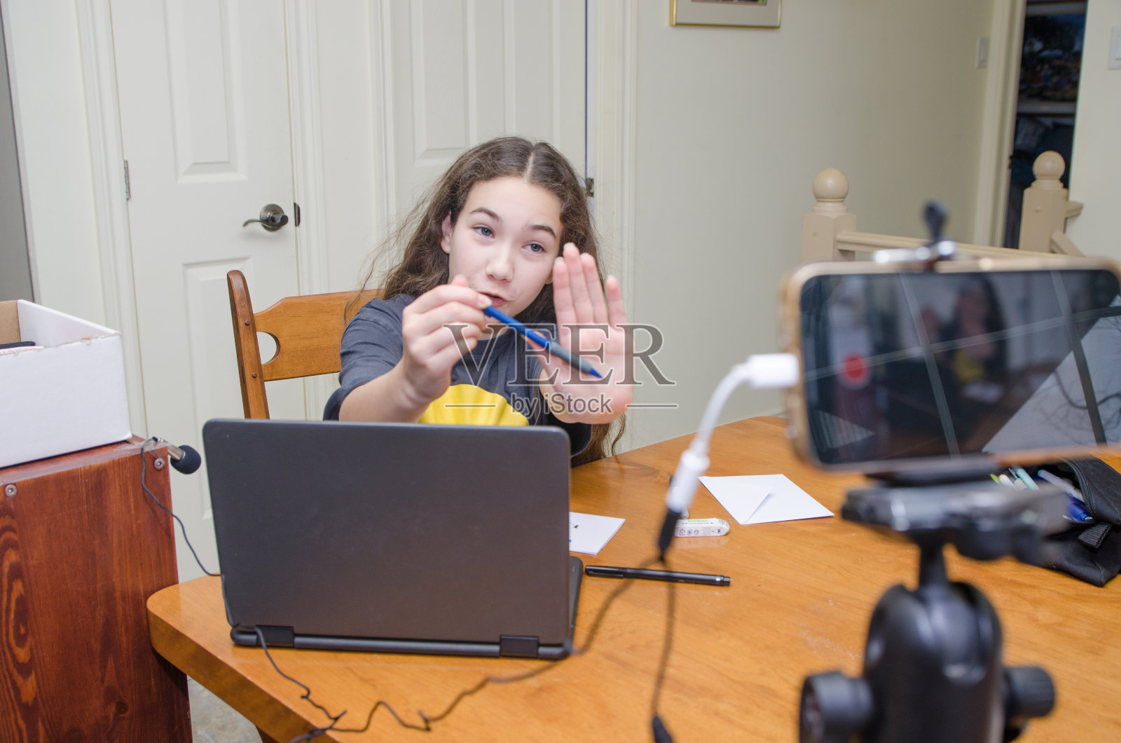 十几岁的女孩在做视频博客照片摄影图片