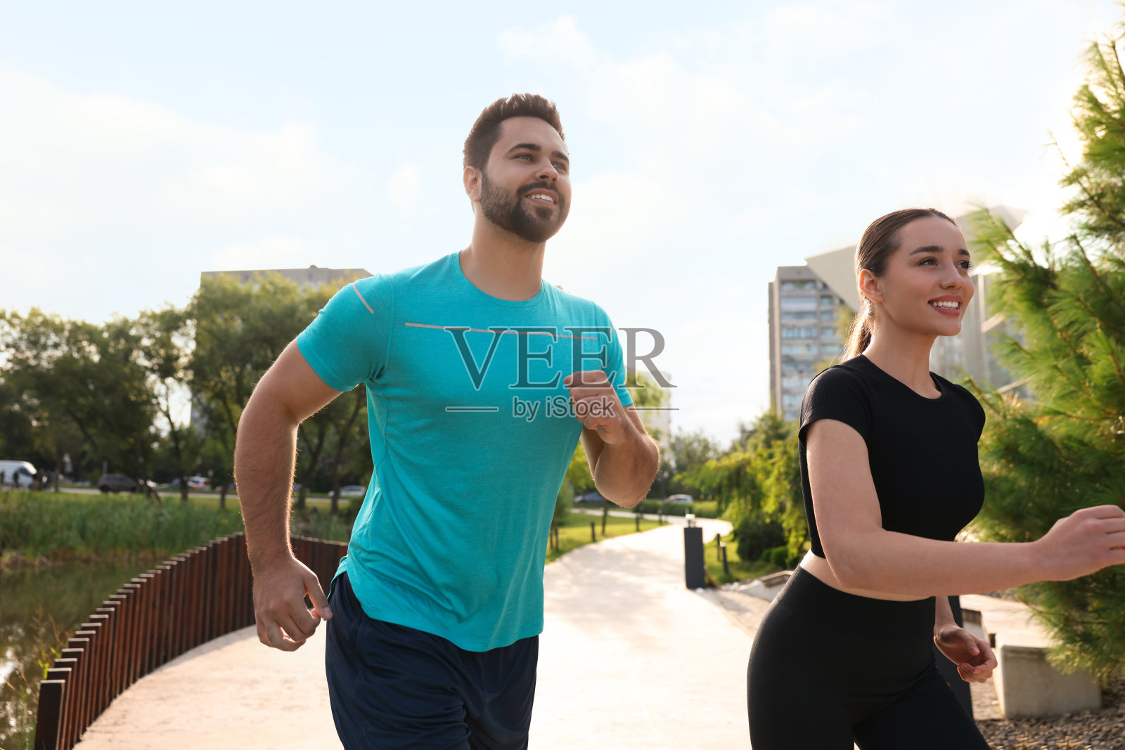 健康的生活方式。阳光明媚的日子里，一对幸福的情侣在户外跑步照片摄影图片