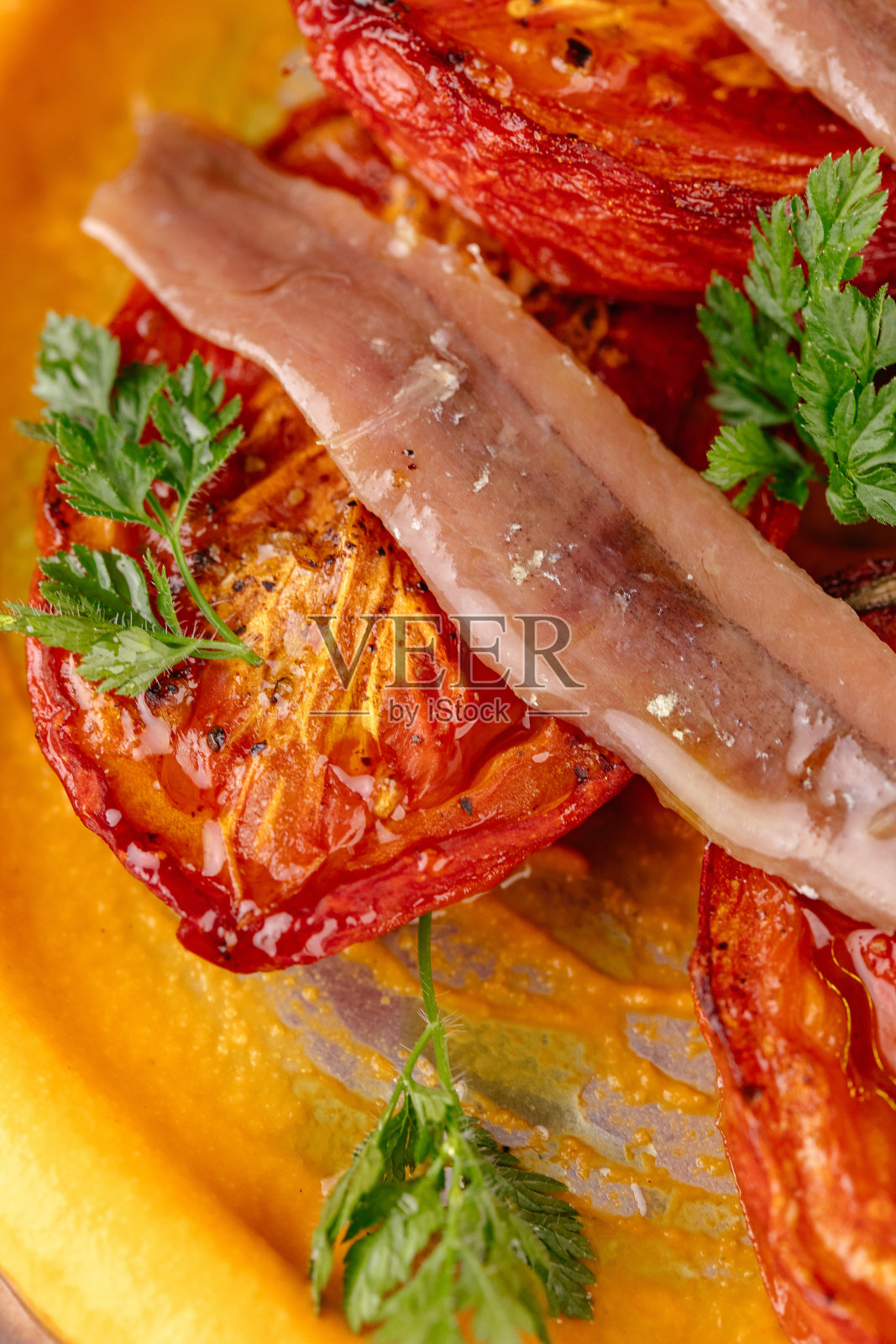 西班牙开胃菜配凤尾鱼和番茄干照片摄影图片