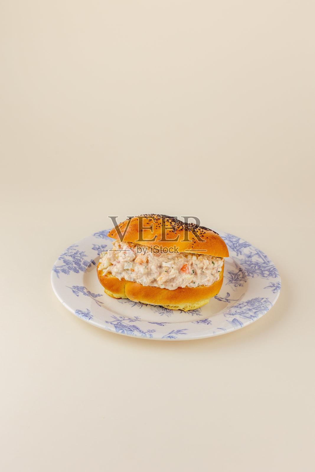 百吉饼配鞑靼三文鱼和奶油酱照片摄影图片