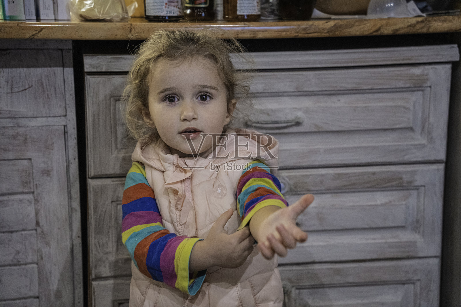 一个小女孩的肖像。照片摄影图片