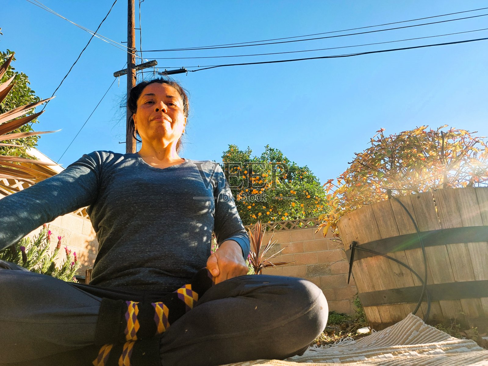 以坐姿做花园伸展照片摄影图片