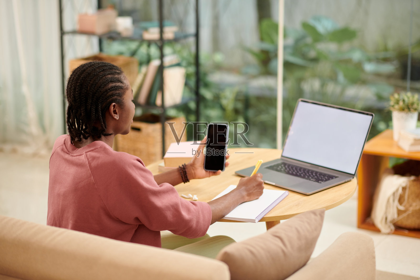 学生进行视频通话照片摄影图片