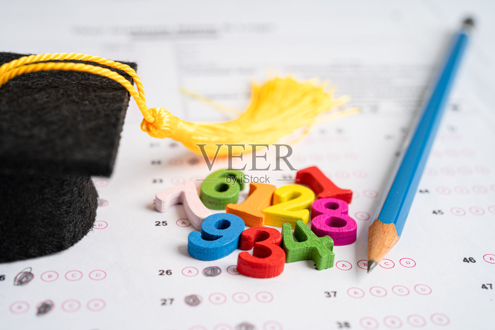 毕业间隙帽檐和铅笔在答题纸上，教育学习测试学习教学理念。照片摄影图片