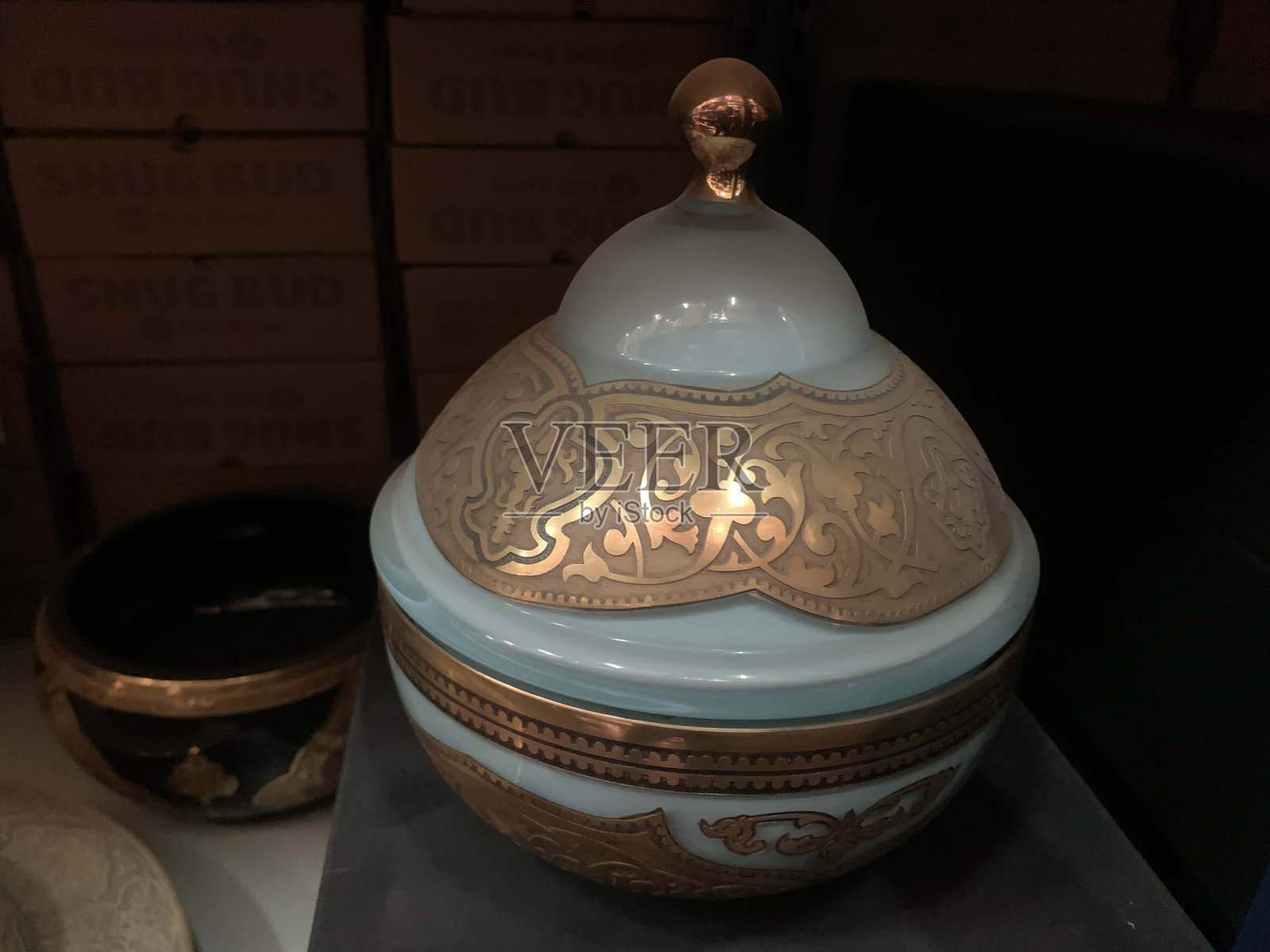 仓库中水罐上的镀金设计照片摄影图片