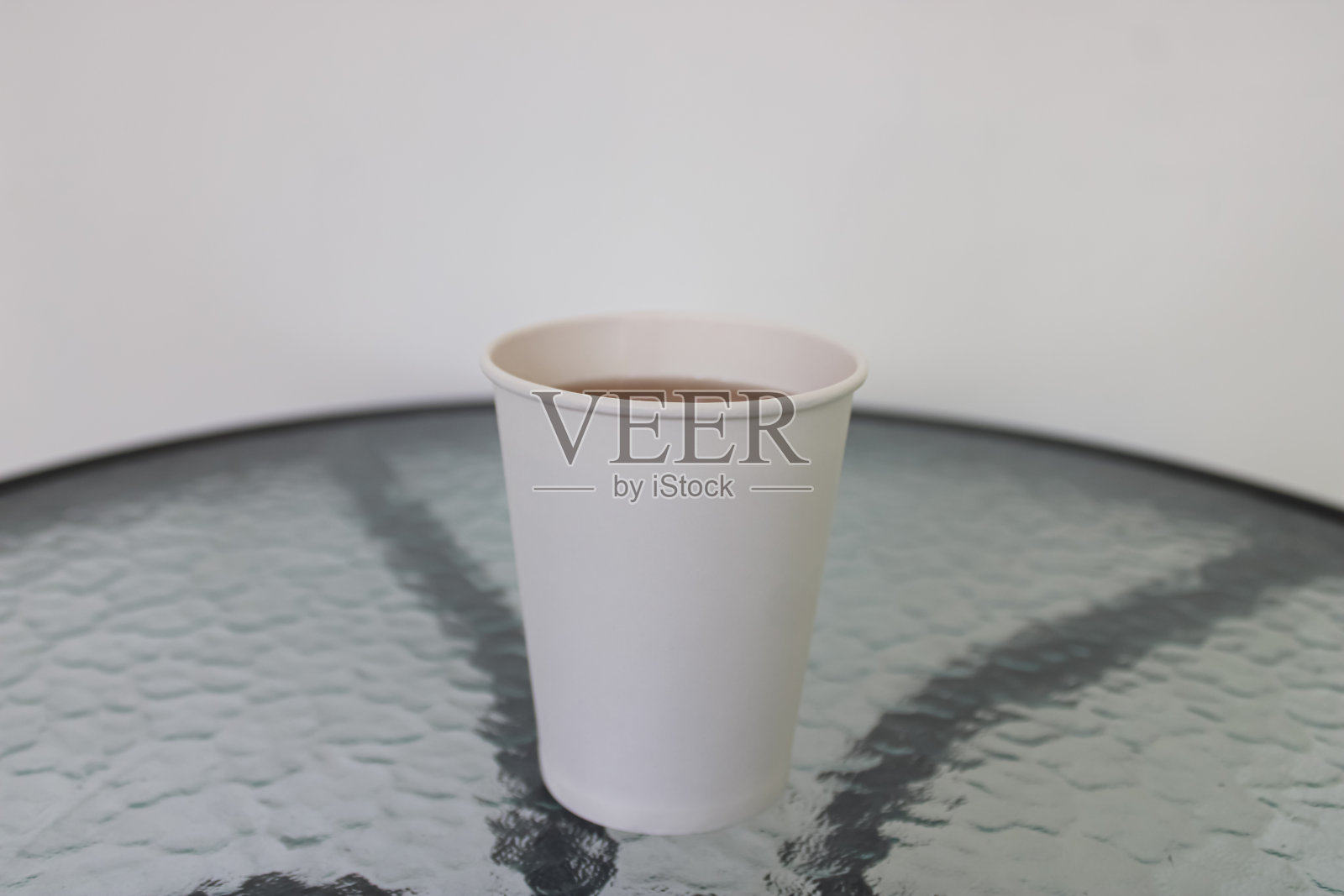 桌上有一杯饮料照片摄影图片