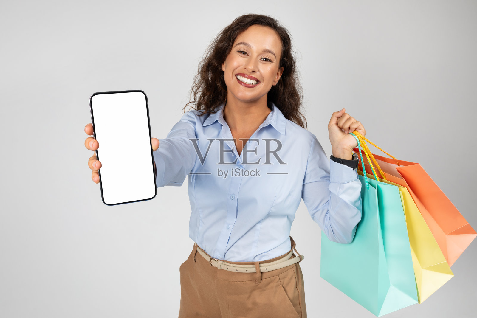 正年轻的白种人女士穿着正装，多买包包，尽情购物照片摄影图片