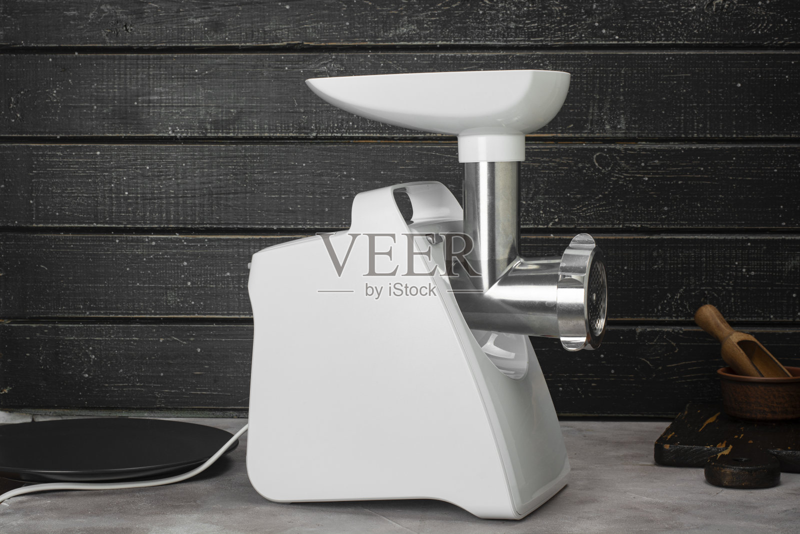 现代电动绞肉机特写。照片摄影图片